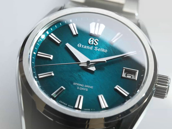 冠蓝狮SLGA025"阿寺溪谷蓝"拥有品牌目前为止最好的盘面 [@Time+Tide Watches]