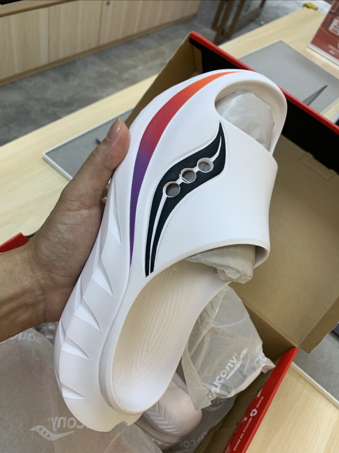 索康尼户外凉鞋
