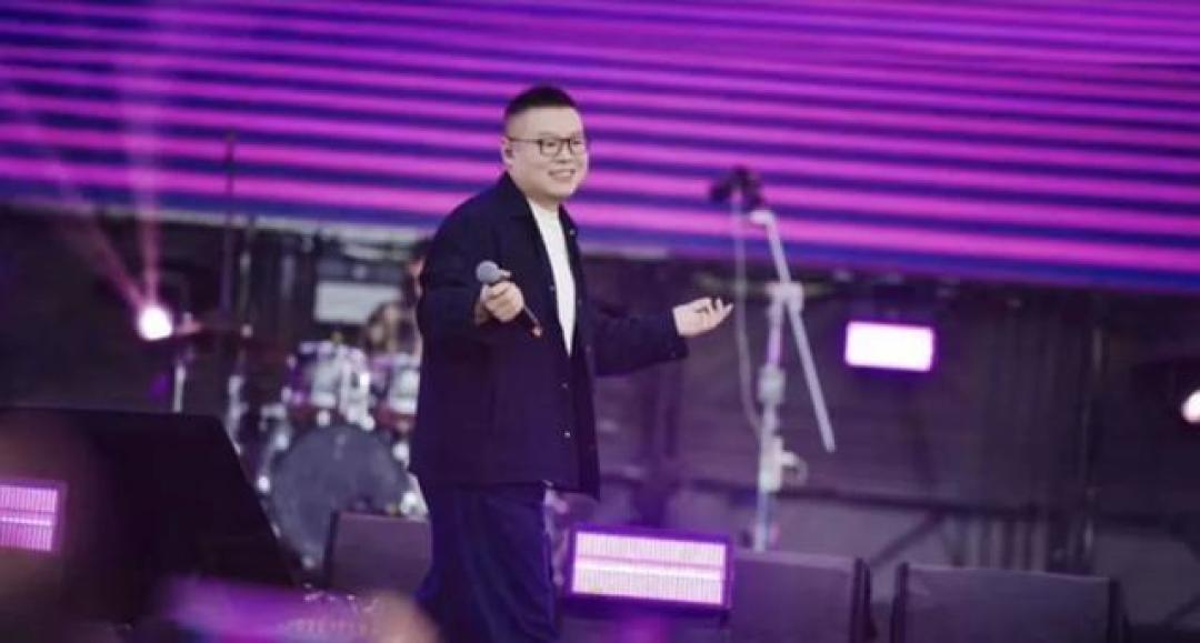 岳云鹏巡演定价1580元引热议:相声演员跨界开唱是追梦还是市场狂欢?