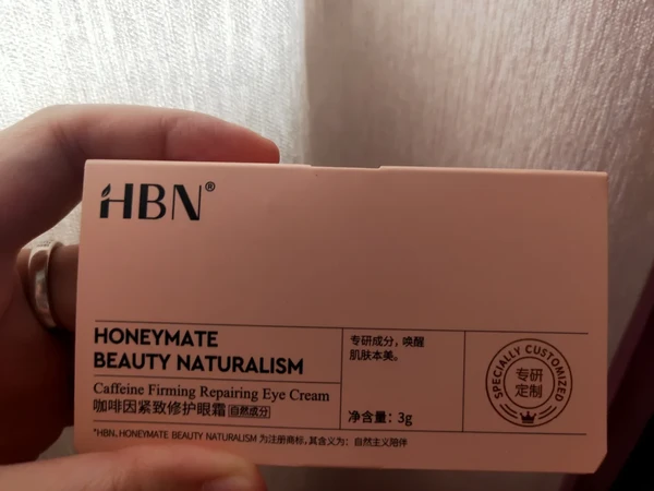 #所有女生分享官 #所有女生会员服务中心 #李佳琦官方社群 #hbn
HBN咖啡因紧致修护眼霜
很浓的咖啡香味，棕色乳液质地，很好推开，肤感清爽不会粘腻，吸收也很快，后续用其他产品也不会出现搓泥的情况