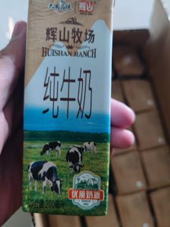 国货品牌辉山牧场纯牛奶，口感醇厚营养丰富
