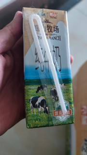 国货品牌辉山牧场纯牛奶，口感醇厚营养丰富