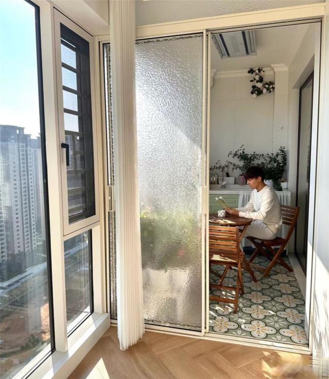 封阳台如何兼顾采光与通风?五大设计妙招打造通透休闲空间