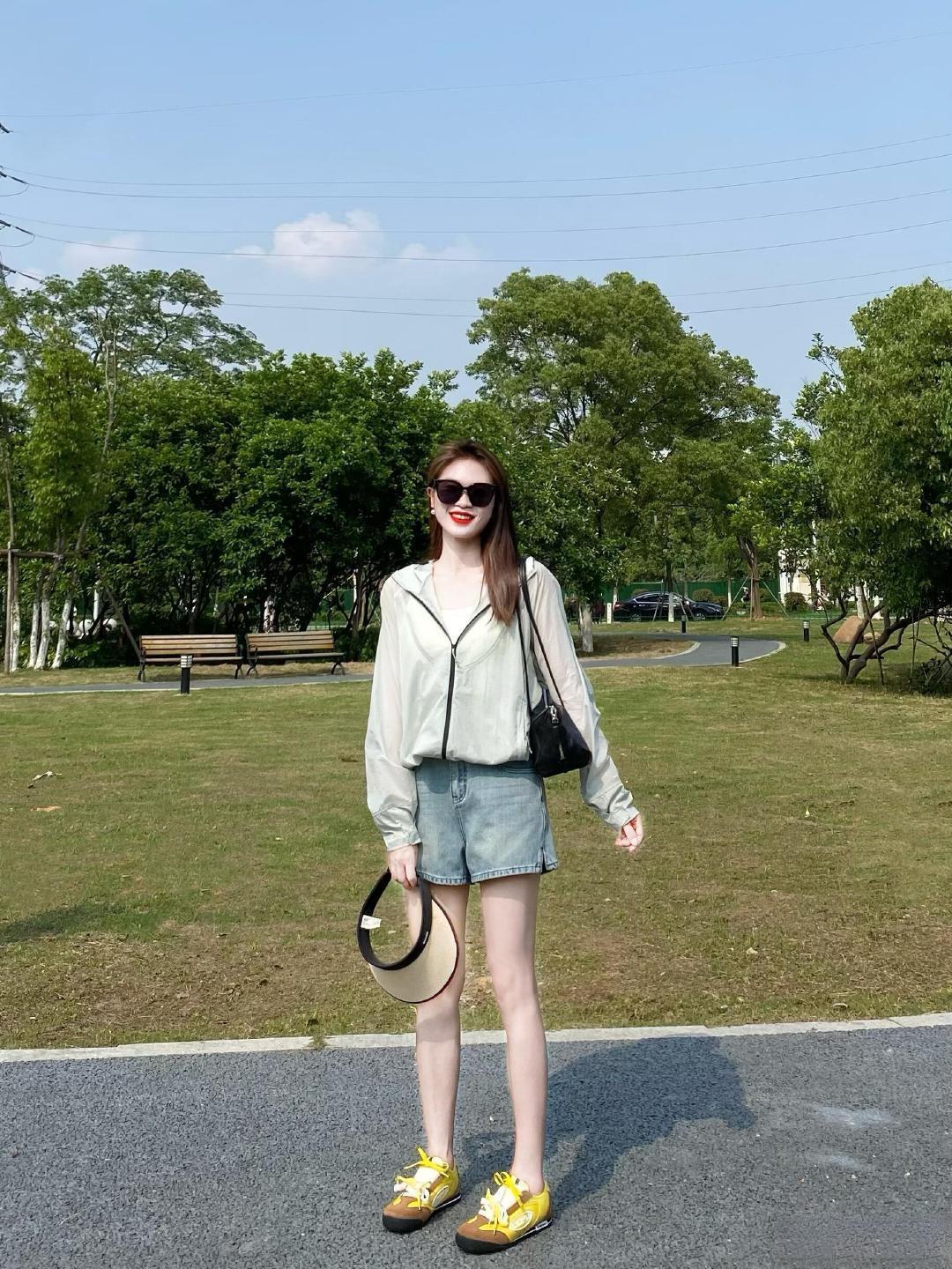 户外风解锁夏日穿搭密码:科技美学碰撞下的山系潮流新法则