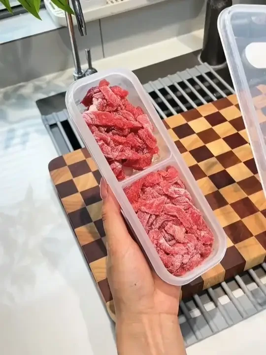 这个窄缝保鲜盒，再也不用把肉反复解冻了，还能用他装买回来的葱姜蒜，冻起来长时间保存#存储肉  #冻肉快速解冻做法  #超便宜超划算  #厨房好物  #分格保鲜盒