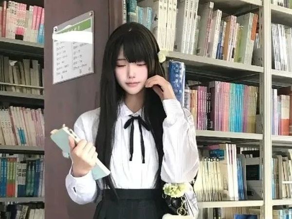 图书馆偶遇JK少女，注意力全在穿搭上！揭秘校园颜值天花板の3招制服公式