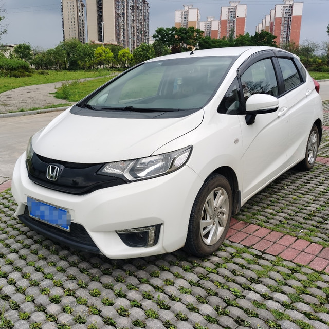 过个积水路段导致8年老飞度轮胎和底胶受损