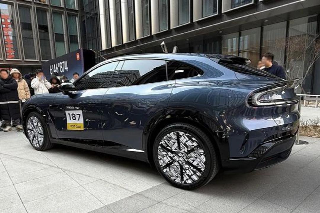 小米YU7实车全面解析:3秒破百+超800km续航硬刚Model Y,智能生态与产能挑战并存