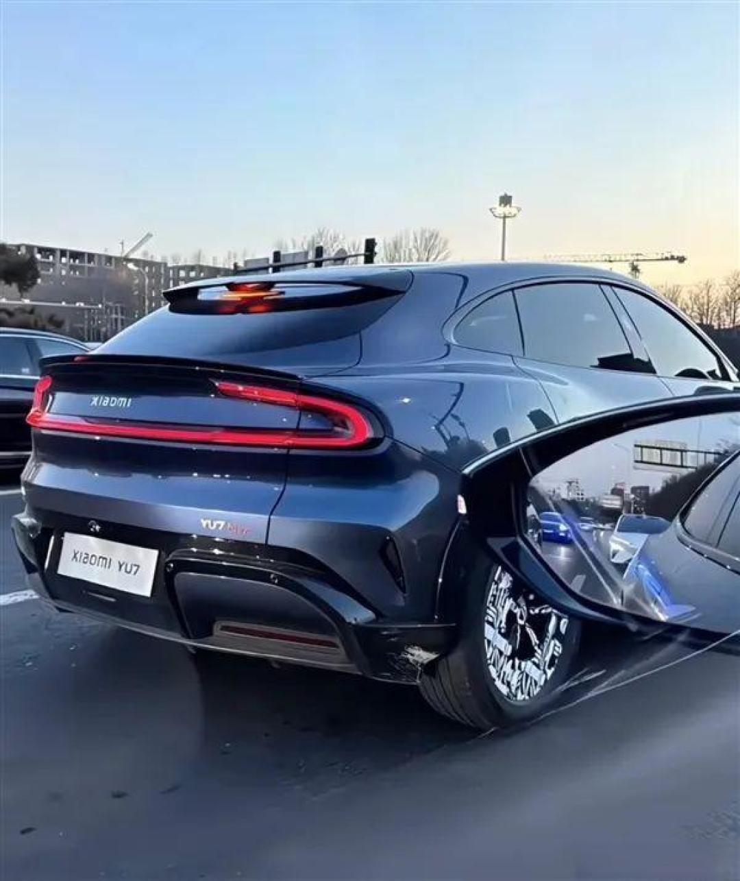 小米YU7实车全面解析：3秒破百+超800km续航硬刚Model Y，智能生态与产能挑战并存