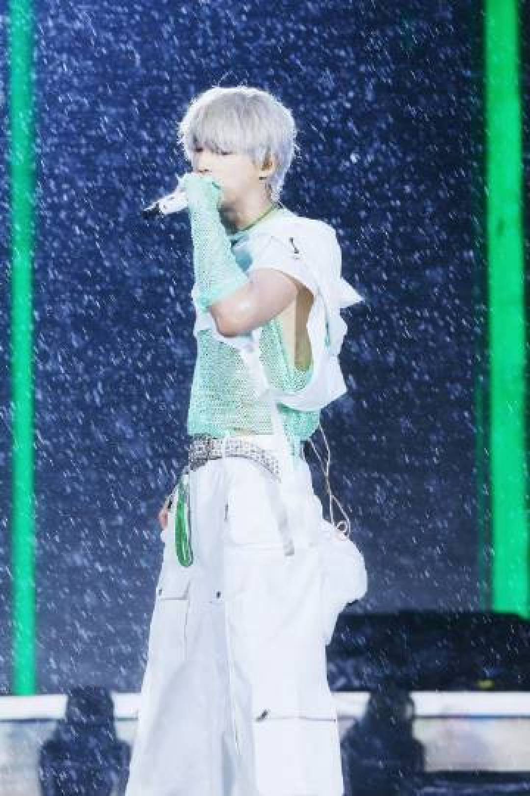 姚琛音乐节暴雨即兴封神现场，"天生摇子"硬控舞台引爆今夏狂欢