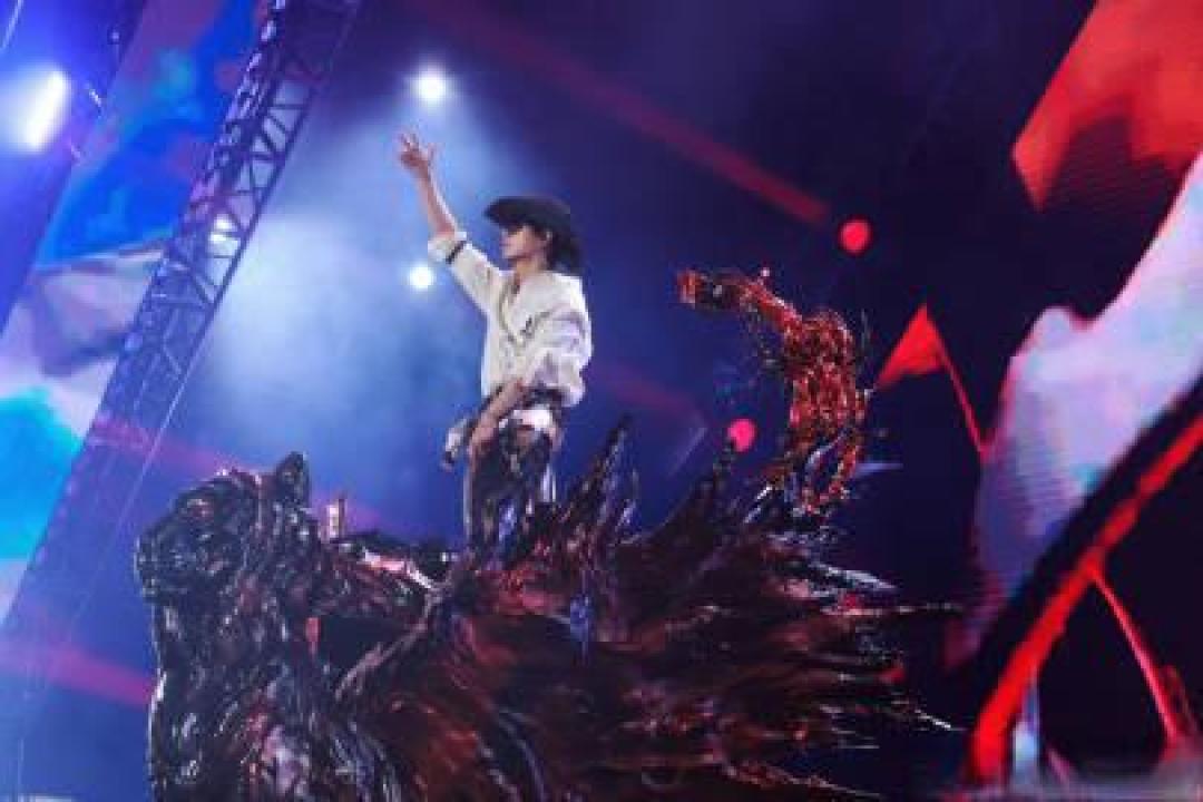 姚琛音乐节暴雨即兴封神现场，"天生摇子"硬控舞台引爆今夏狂欢