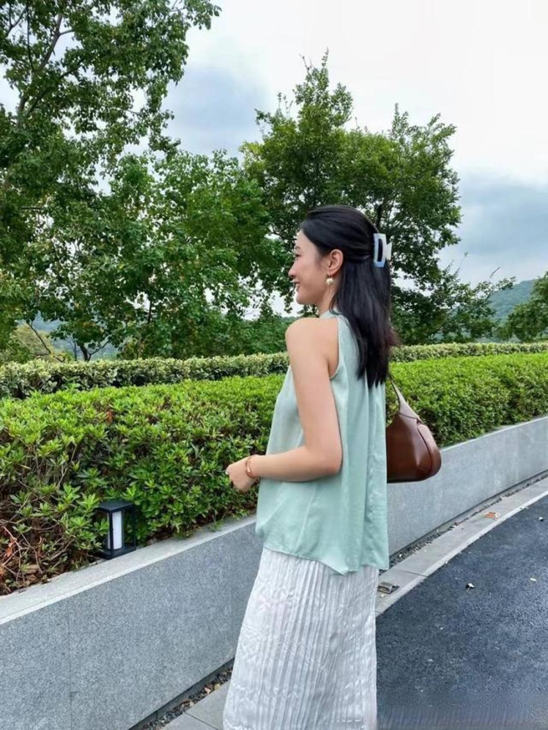 夏日半扎发全攻略:3款发型搭配裙装,圆脸方脸都能轻松驾驭
