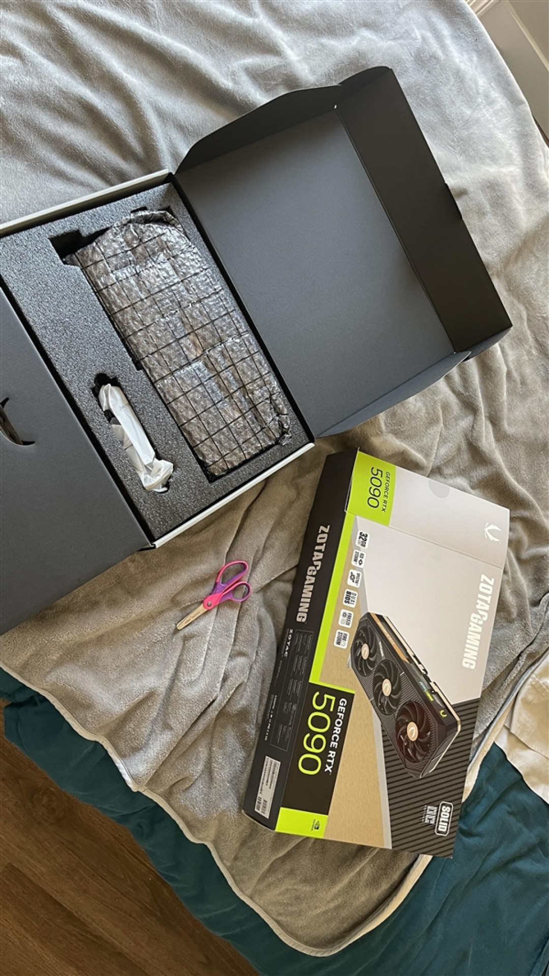 32人买RTX 5090被离奇掉包:打开一看懵了 显卡呢!
