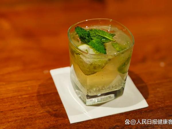 连喝半个月他的“脑子喝坏了”！这种饮料最伤脑，夏天很多人爱喝