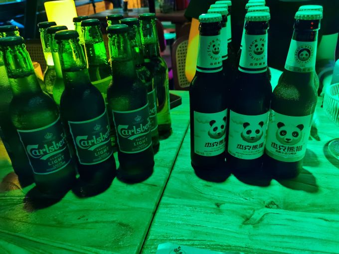 小酒吧里嘉士伯杰克熊猫谁更受欢迎