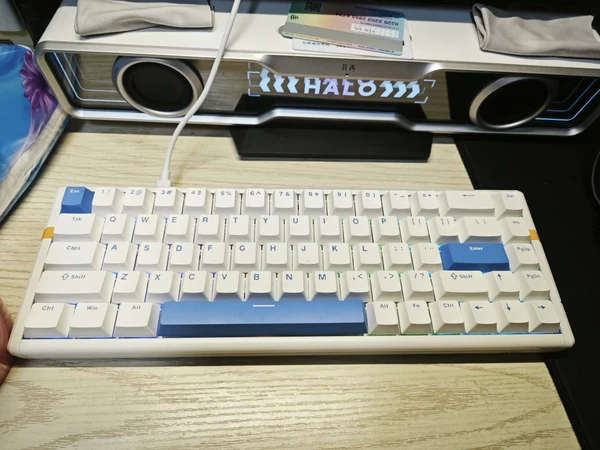 一个星期前刚买的rs6，为啥接口这么松啊，我键盘动一下或者线动一下就会显示从新连接（因为我玩游戏喜欢斜着键盘，但是不玩游戏的时候就给它摆回去），然后就断触了，要重新把线拔了再插才可以[石化R][石化R