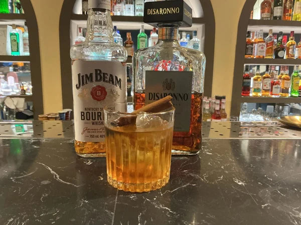 🥃教父（The Godfather）🍸教父（The Godfather）鸡尾酒是一款经典且充满男性魅力的烈酒调配饮品，其名称灵感源自1972年经典黑帮电影《教父》（The Godfather）。这款鸡