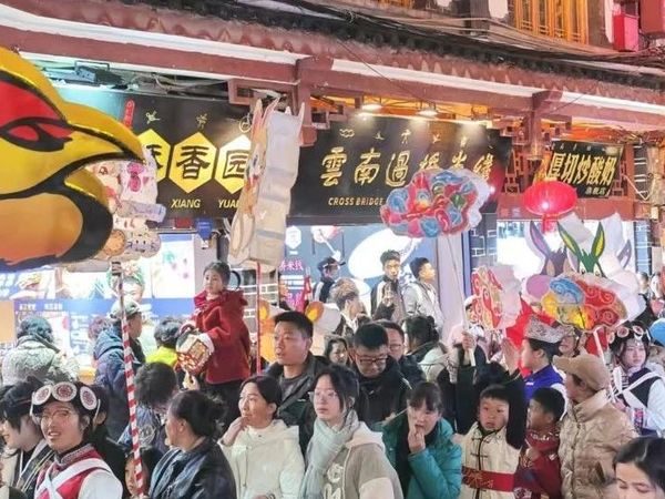 丽江古城元宵夜，花灯夜游点亮古朴浪漫