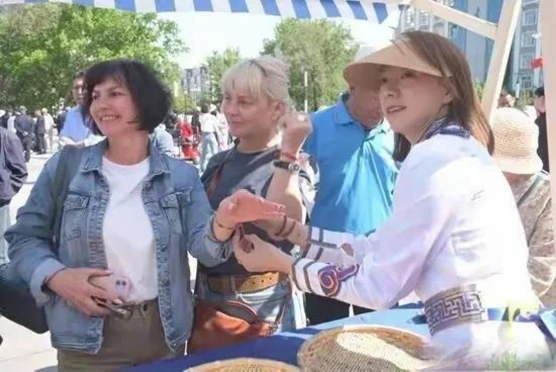 法国设计师亲历端午直呼震撼：龙舟破浪全球，千年文化潮出国际范
