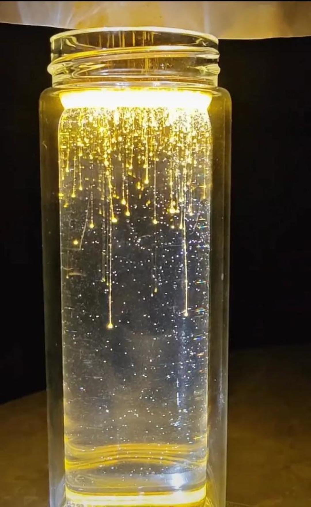 2元解锁光影魔法!维生素B₂+手电筒拍出星河坠落氛围感大片