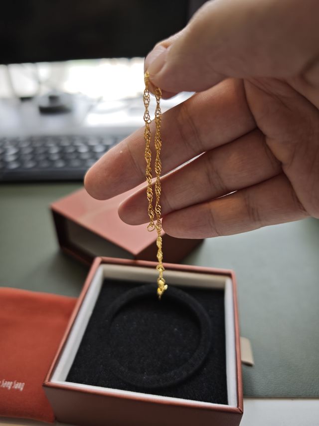 超好看，给老婆买了一条周生生的小手镯