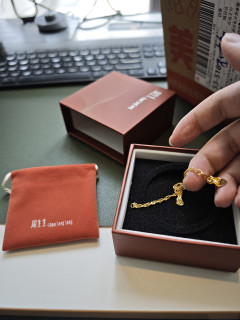 超好看，给老婆买了一条周生生的小手镯