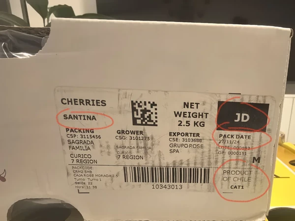 怎么样挑选一盒品质不错的车厘子呢(不能试味的情况下)   ---原箱原标🎈
1.看品种品牌，🈶科迪亚。瑞吉娜。桑提娜。纯冰。拉宾斯。皇家黎明。布鲁克斯等等品种，知名品牌的更贵。
2. 看尺寸，以单J=