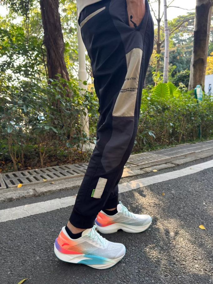 安踏跑鞋
