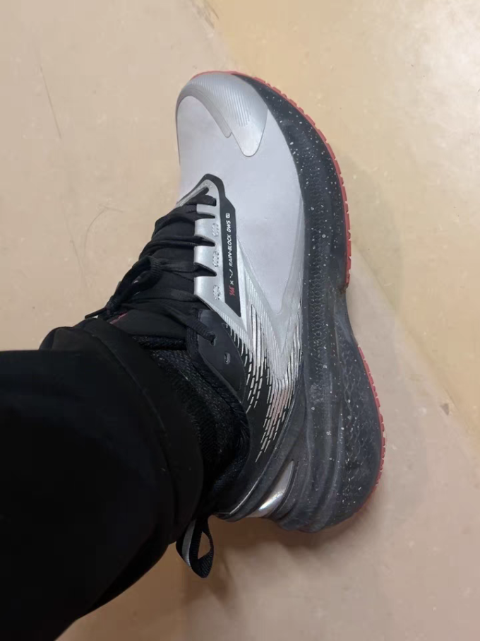 跑鞋