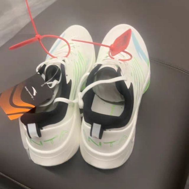 谁说跑鞋不时尚？试试安踏马赫3