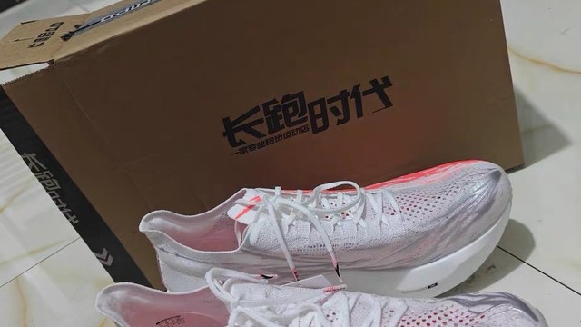 安踏C202 G9，轻盈如风的竞速利器