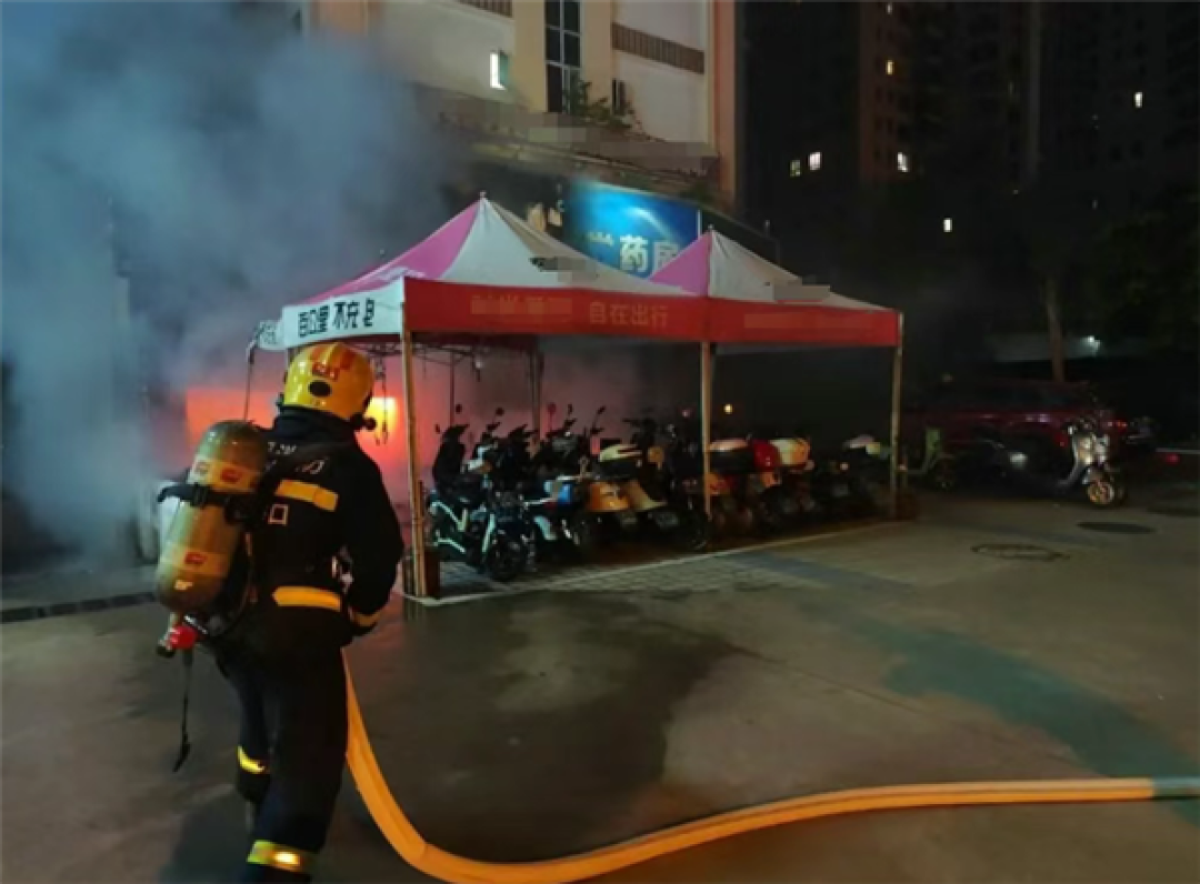 海南一电动自行车店铺凌晨突然起火:41辆烧成铁架