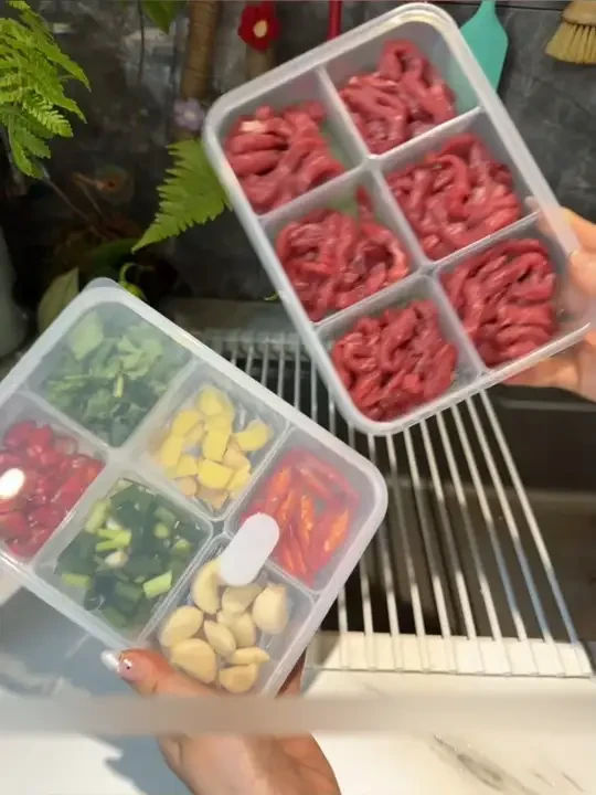 1不用拿出一大块肉解冻！这样在煮面煮粥炒菜时拿肉尤其方便！# 储存肉 # 食材储存小技巧 # 食物保鲜 # 这样储存猪肉 # 冻肉收纳盒