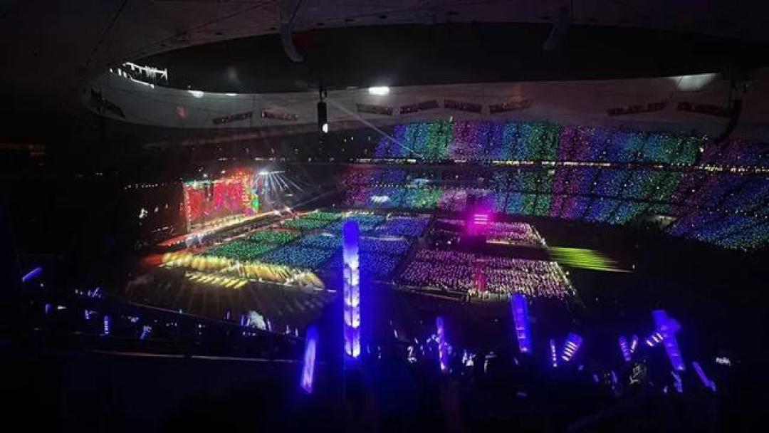 凤凰传奇万人KTV现场：全民共唱震翻音响的二十年土味狂欢密码