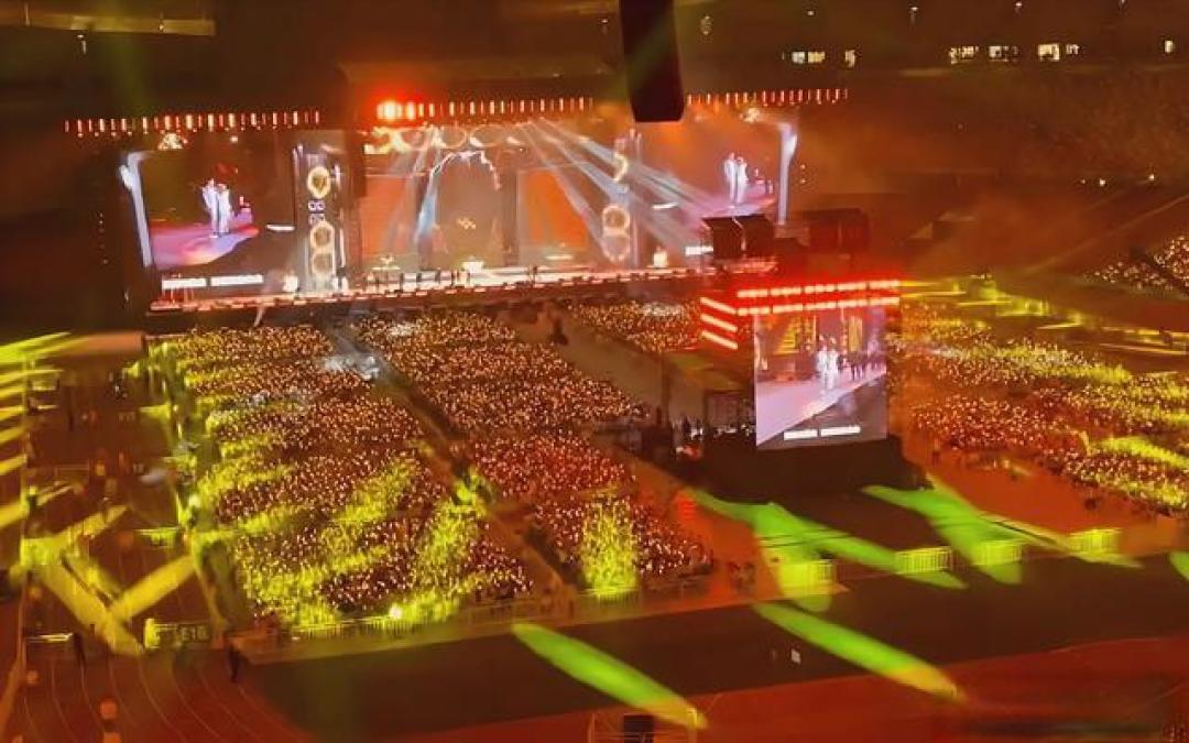 凤凰传奇万人KTV现场：全民共唱震翻音响的二十年土味狂欢密码