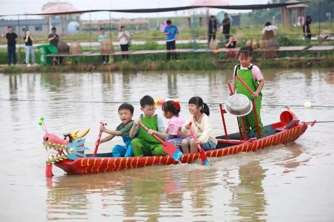 澄海幼儿园5岁萌娃泳池划龙舟 奶凶气势萌翻全网传承端午文化