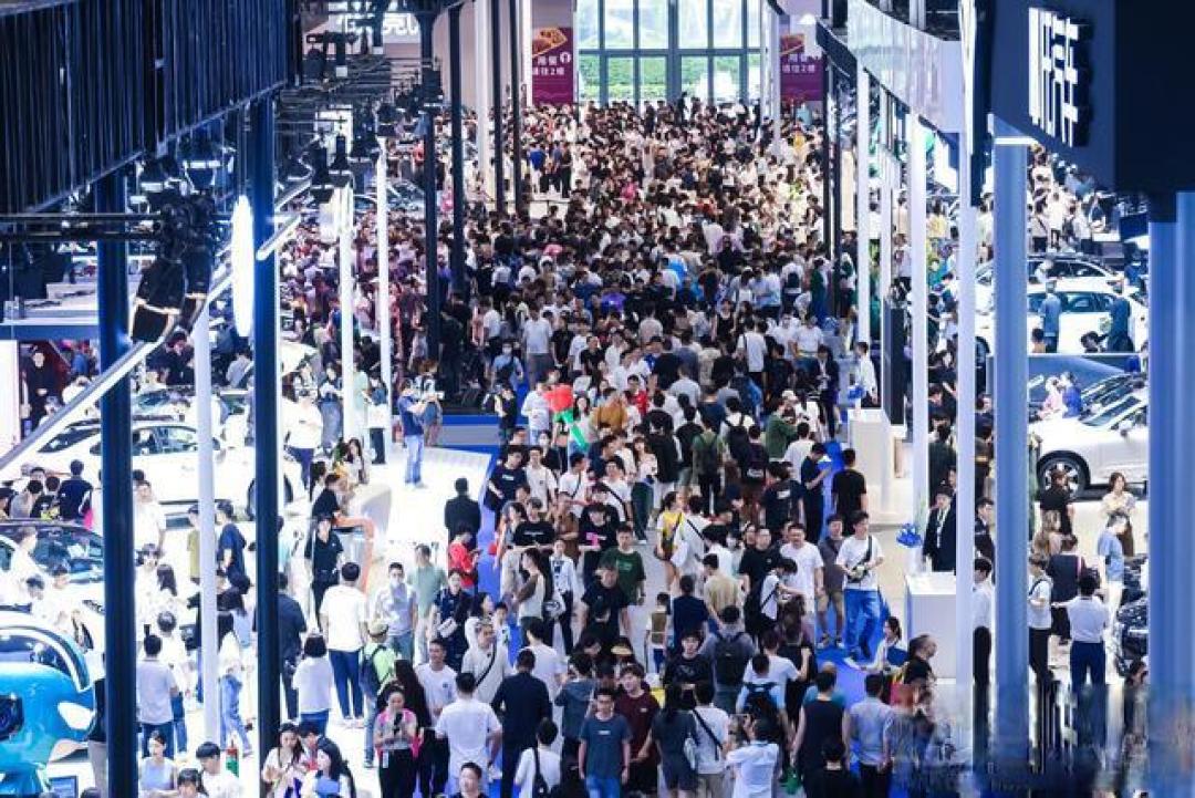 2025粤港澳大湾区车展开幕:华为比亚迪双雄包馆 飞行汽车与鸿蒙智行首秀未来出行生态