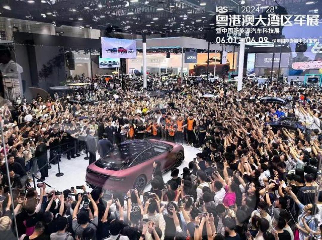 2025粤港澳大湾区车展开幕:华为比亚迪双雄包馆 飞行汽车与鸿蒙智行首秀未来出行生态