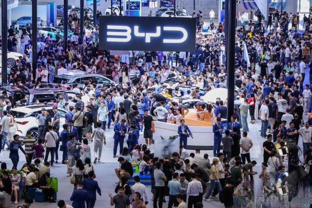 2025粤港澳大湾区车展开幕:华为比亚迪双雄包馆 飞行汽车与鸿蒙智行首秀未来出行生态