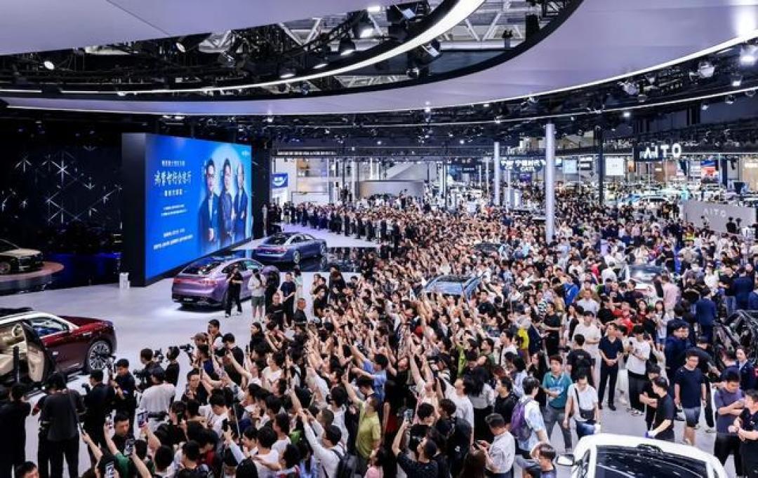 2025粤港澳大湾区车展开幕:华为比亚迪双雄包馆 飞行汽车与鸿蒙智行首秀未来出行生态