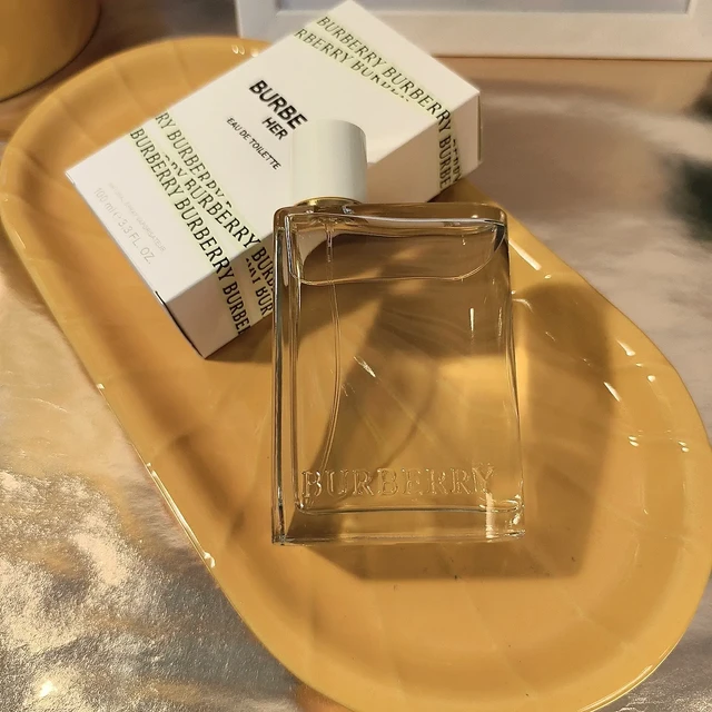博柏利 花与她果漾淡香水
Burberry Her Eau de Toilette
前调：梨、草莓、黑加仑、粉红胡椒
中调：牡丹、忍冬、铃兰、玫瑰
后调：麝香、雪松

刚喷出的瞬间，就好像青提软糖在口
