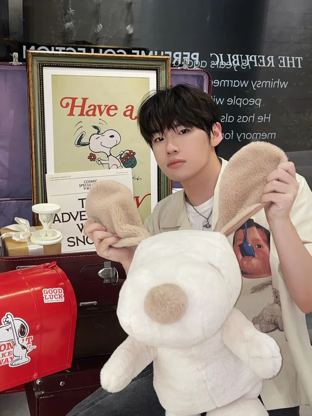 天呐！是史努比的香气～谁能拒绝奶香奶香的Snoopy啊！
正好在西岸梦中心逛街的时候看到
宇宙的猜想和史努比出了联名诶！
（后来去前滩没想到也发现了p8/9）

🎊这次的新品疯狂心动
Snoopy雕塑