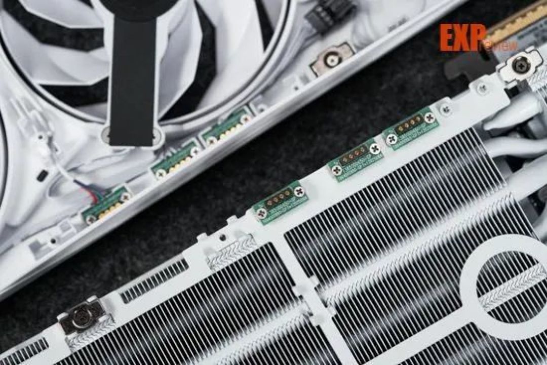 影驰 RTX 5070 Ti 星曜 LUNA OC显卡评测:镜面元素带来独特光影美学