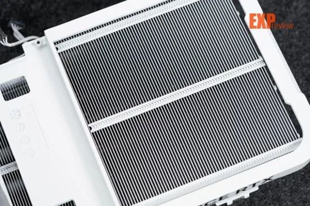 影驰 RTX 5070 Ti 星曜 LUNA OC显卡评测:镜面元素带来独特光影美学