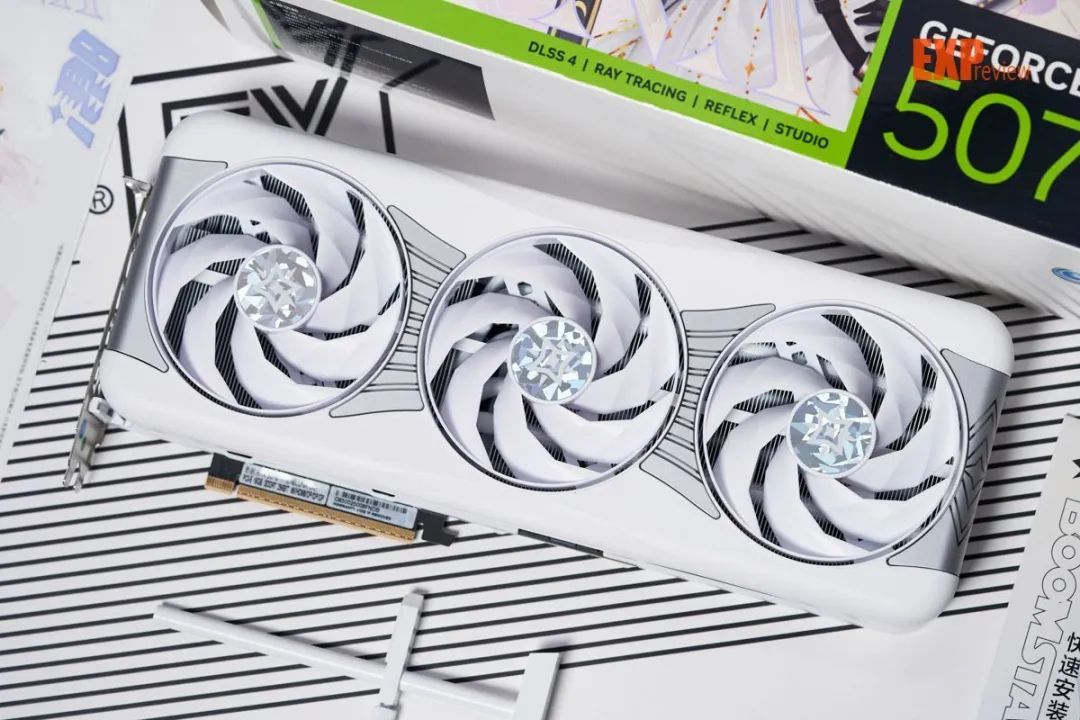 影驰 RTX 5070 Ti 星曜 LUNA OC显卡评测:镜面元素带来独特光影美学