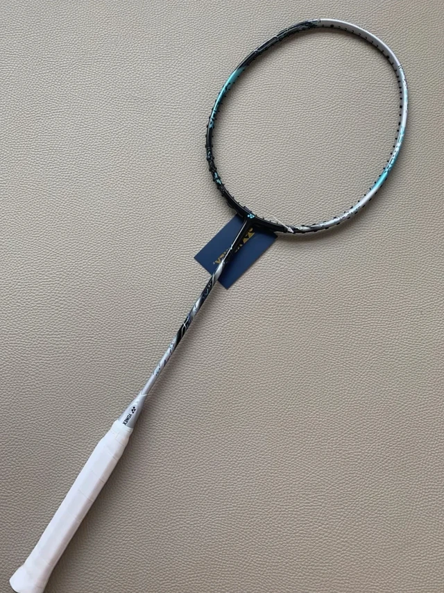 🏸好物分享Plog｜我的羽毛球拍神器！YY天斧88D Pro上手体验！
正文：
最近入手了尤尼克斯的天斧88D Pro羽毛球拍，真的被它的表现惊艳到了！忍不住来跟大家分享一下我的使用体验～✨
🌟外观设