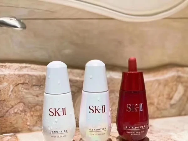 SK-II
小灯泡精华、小红瓶精华、小银瓶精华怎么选？
功效侧重
• 小灯泡：主打整体美白提亮肤色，能改善暗黄暗沉，让肌肤更加明亮通透，还添加了高浓度云母和二氧化钛，有瞬间提亮肤色的效果。
• 小红瓶