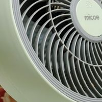 墨绿色小风扇，办公桌上的清凉伴侣