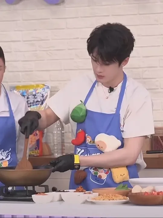 檀大厨在线炒螺蛳粉😍
隔着屏幕看饿了#檀健次 #好欢螺螺蛳粉