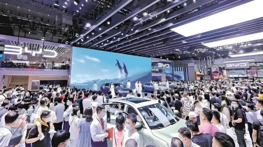 比亚迪5月新能源销量破38万再夺冠,海外暴涨137%成新引擎
